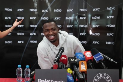 Willian Pacho llegó a Guagyaquil tras conseguir la Champions League. Se sumará a la selección para las eliminatorias.