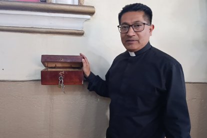 El ladrón forzó las puertas del templo para sustraer las limosnas.