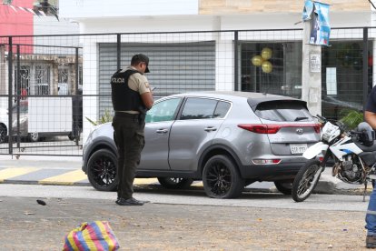 El carro donde iba el ciudadano quedó con orificios de balas.