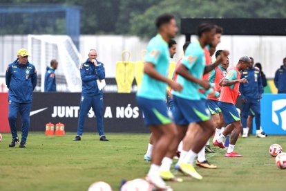 El entrenador de la selección brasileña, Carlo Ancelotti, dirige un entrenamiento en São Paulo, Brasil.