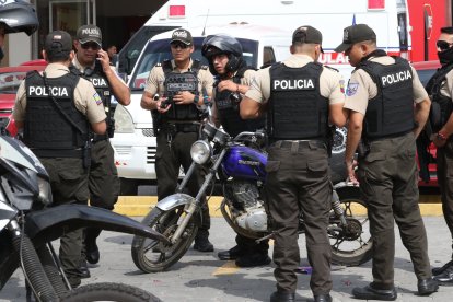 Agentes policiales se dirigieron al sitio para acordonar el área e iniciar la investigación.