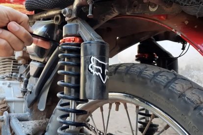 La moto debe colocarse en una superficie nivelada para garantizar estabilidad.