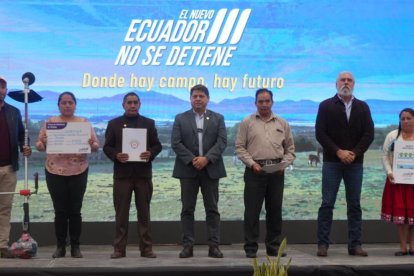 Refuerzan producción agrícola en Azuay con insumos y titulación