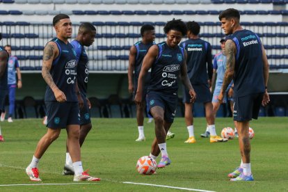 Los jugadores de la selección de fútbol de Ecuador entrenaron en Guayaquil, en el estadio George Capwell.