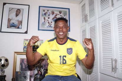 Desde el rincón más futbolero de su casa, el exfutbolista analizó el partido entre Ecuador y Brasil por Eliminatorias.