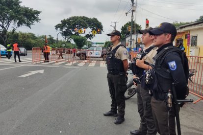Los policías están apostados en los alrededores del estadio Monumental de Barcelona.