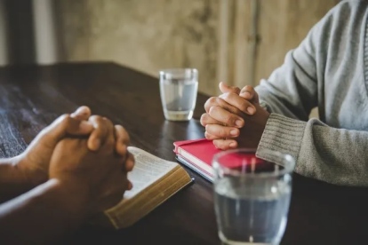 El pastor manipulaba las creencias religiosas del niño para que dejara que abusaran de él.