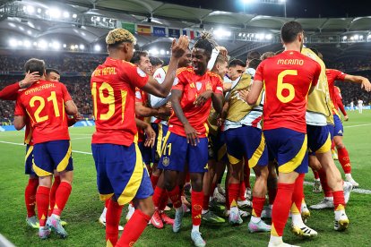 Los jugadores de la selección española celebran tras golear a Francia.