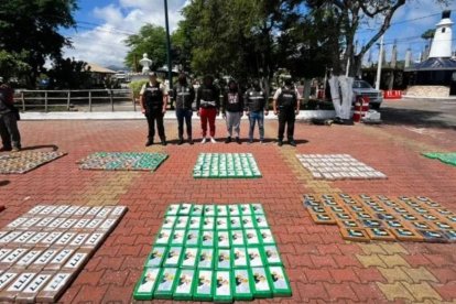 El cargamento y los detenidos fueron entregados a la Fiscalía y la Policía Antinarcóticos.