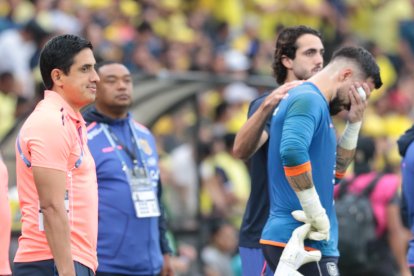 Hernán Galíndez fue consolado por sus compañeros de la Tri al no poder atajar por lesiónMiguel Canales / Expreso