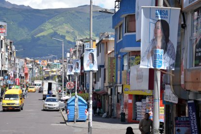 En la calle J, en Solanda, en el sur de Quito, los carteles con la propaganda de Luisa González están pegados en casi todos los postes.