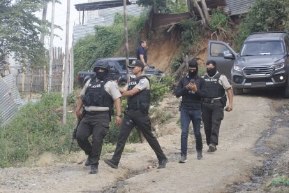 Agentes policiales se desplazaron al sitio de difícil acceso.