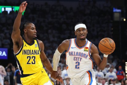 Shai Gilgeous-Alexander de los Oklahoma City Thunder y Aaron Nesmith de los Indiana Pacers durante el primer partido de las Finales de la NBA 2025 en el Paycom Center.
