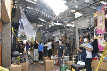 Operativo en el que agentes capturaron a dos sospechosos frente a los comerciantes.