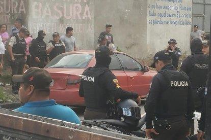 El cuerpo de la víctima quedó dentro de un vehículo de color rojo.