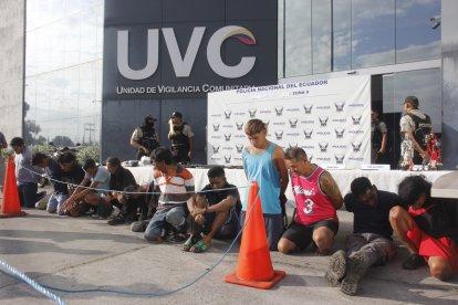 Hubo 15 aprehendidos y 10 detenidos por boletas de capturas. También se retuvo armas, sustancias estupefacientes y demás elementos.