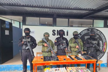 Militares y policías durante la requisa en el Centro de Rehabilitación Social de Loja.