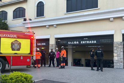 Bomberos llegaron a atender la emergencia. Se reportan heridos.