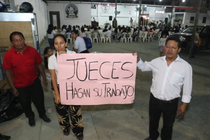 Los allegados habían realizado carteles para pedir justicia.