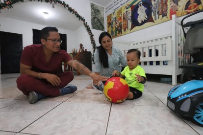 Joaquín necesita constante atención y cuidados debido a su enfermedad degenerativa.