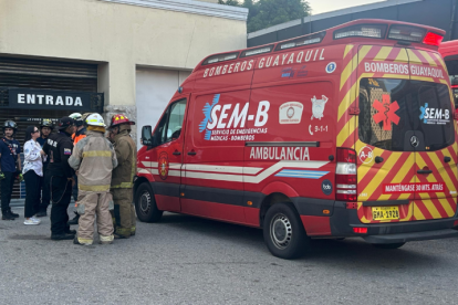 Bomberos llegaron a atender la emergencia. Se reportó un herido.