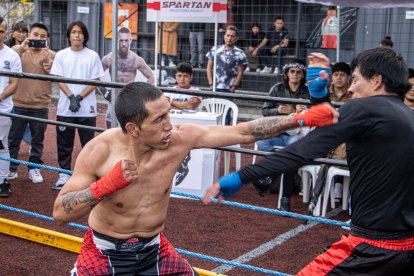 El Condenado lanza un golpe a su contrincante durante la segunda edición de este evento.