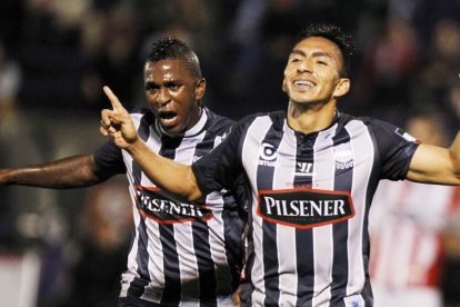 Miller Bolaños (i) y Ángel Mena podrían volver a vestir la azul de Emelec