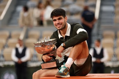 El español posa con el trofeo de campeón tras superar a Sinner por 4-6, 6-7(4), 6-4, 7-6(3) y 7-6(2)