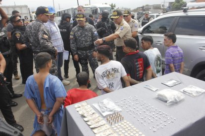 Los sospechosos fueron aprehendidos y llevados hacia una unidad policial.