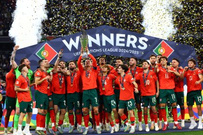 Cristiano Ronaldo levanta el trofeo de la Nations League ante la celebración de todos sus compañeros.