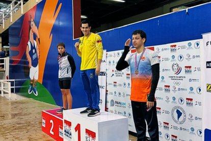 Esteban Enderica (c) ganó en 400 metros combinado, 200 metros mariposa y 1.500 metros libre.