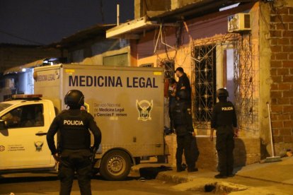 El transporte de Medicina Legal llegó hasta Bastión Popular para levantar los cuerpos.