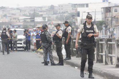 Una pareja de esposos fue asesinada a balazos frente a la escuela de sus hijos, ubicada en la etapa 7 del sector Mucho Lote 1, al norte de Guayaquil.