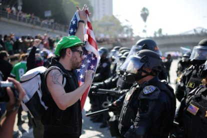 El LAPD, con policías a caballo, disparó balas de goma para desalojar protestas en el centro de Los Angeles