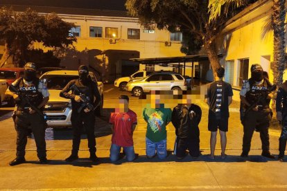 Los detenidos durante el operativo ejecutado en Manabí.