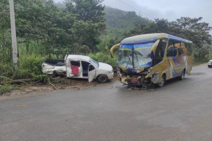 Una camioneta supuestamente se impactó contra un bus.