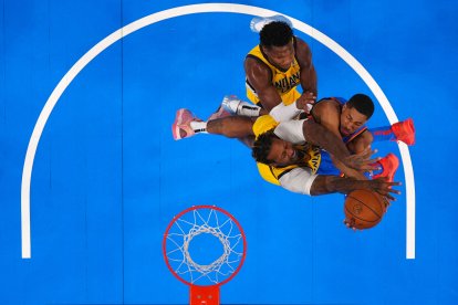 Aaron Wiggins y James Johnson durante el segundo partido de las Finales de la NBA 2025 en el Paycom Center.