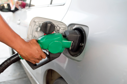 Revisa los nuevos precios de la gasolina en Ecuador y cómo se calculan según el sistema de bandas.