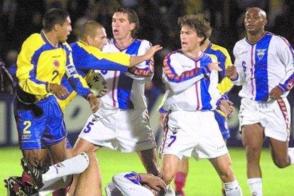 El exdelantero Juan Francisco Aguinaga (7) formó parte de la selección que clasificó por primera vez a un Mundial.