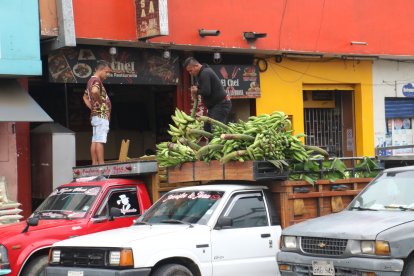Comerciantes descargando racismo de verde en la Entrada de la 8, al noroeste de Guayaquil.