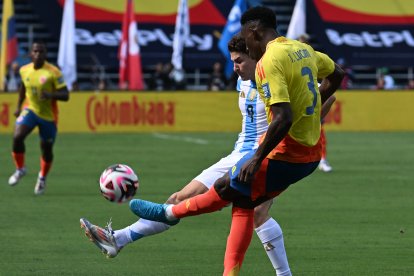 Jhon Lucumi y Julián Álvarez durante el partido de las eliminatorias sudamericanas en el estadio Metropolitano Roberto Meléndez de Barranquilla.