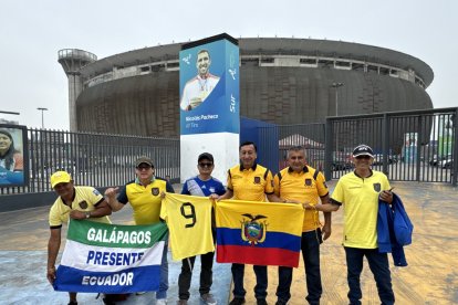 Un grupo de hinchas provenientes de Manabí y Galápagos fueron los primeros en llegar a las inmediaciones del Estadio Nacional de Lima, al mediodía.