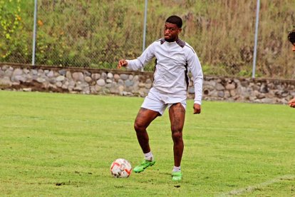 Kevin Arroyo, centrocampista del Gualaceo que no pudo vincularse al Emelec.