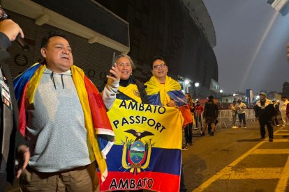 Hinchas ecuatorianos están en Lima para ver el juego de la Tri.