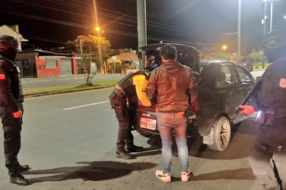 Toque de queda en varios cantones de Ecuador debido al estado de excepción.