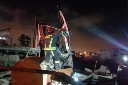 Los bomberos acudieron al sitio para atender a la emergencia.