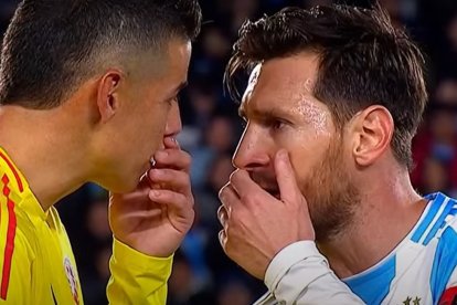 James Rodríguez (i) y Lionel Messi.