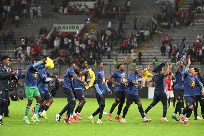 Los jugadores de la selección ecuatoriana de fútbol celebrando su clasificación ante Perú el martes 10 de junio, en Lima.