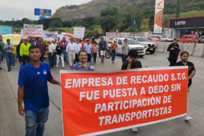 Transportistas marchan por la avenida del Bombero hacia la ATM, demandando fijar la tarifa en $0.40