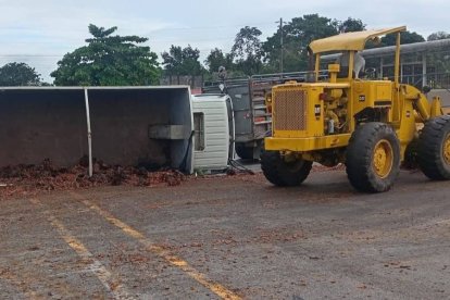 Así quedó uno de los vehículos accidentados en Quinindé.